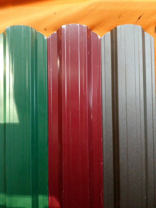 Забір штакетник трапецієподібний металевий зелений двобічний глянець — Матт. - Зображення 2