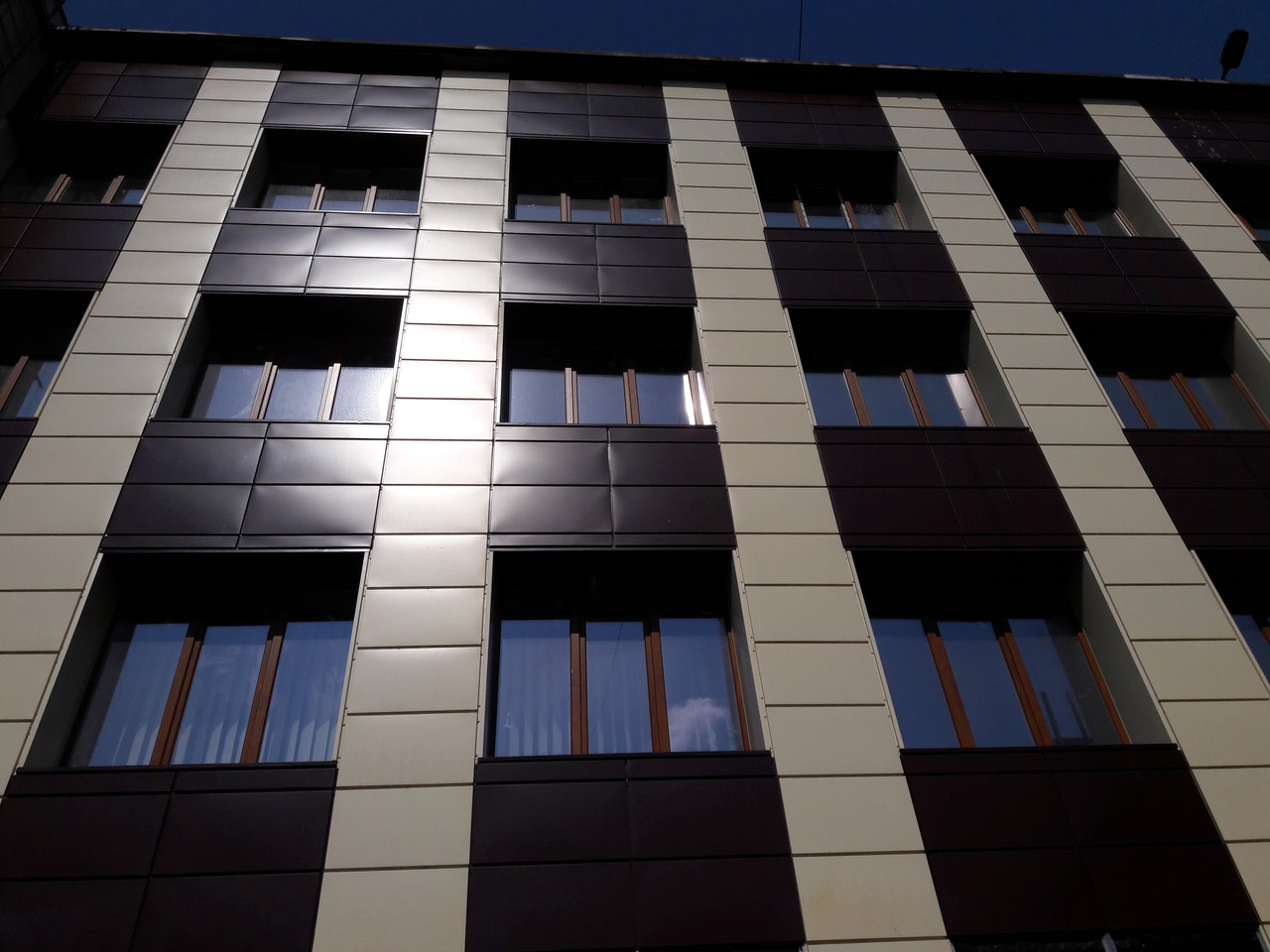 Касети Фасадні прихованого монтажу (597 x 597 мм) 0,7 мм RAL 8017 - Зображення 5